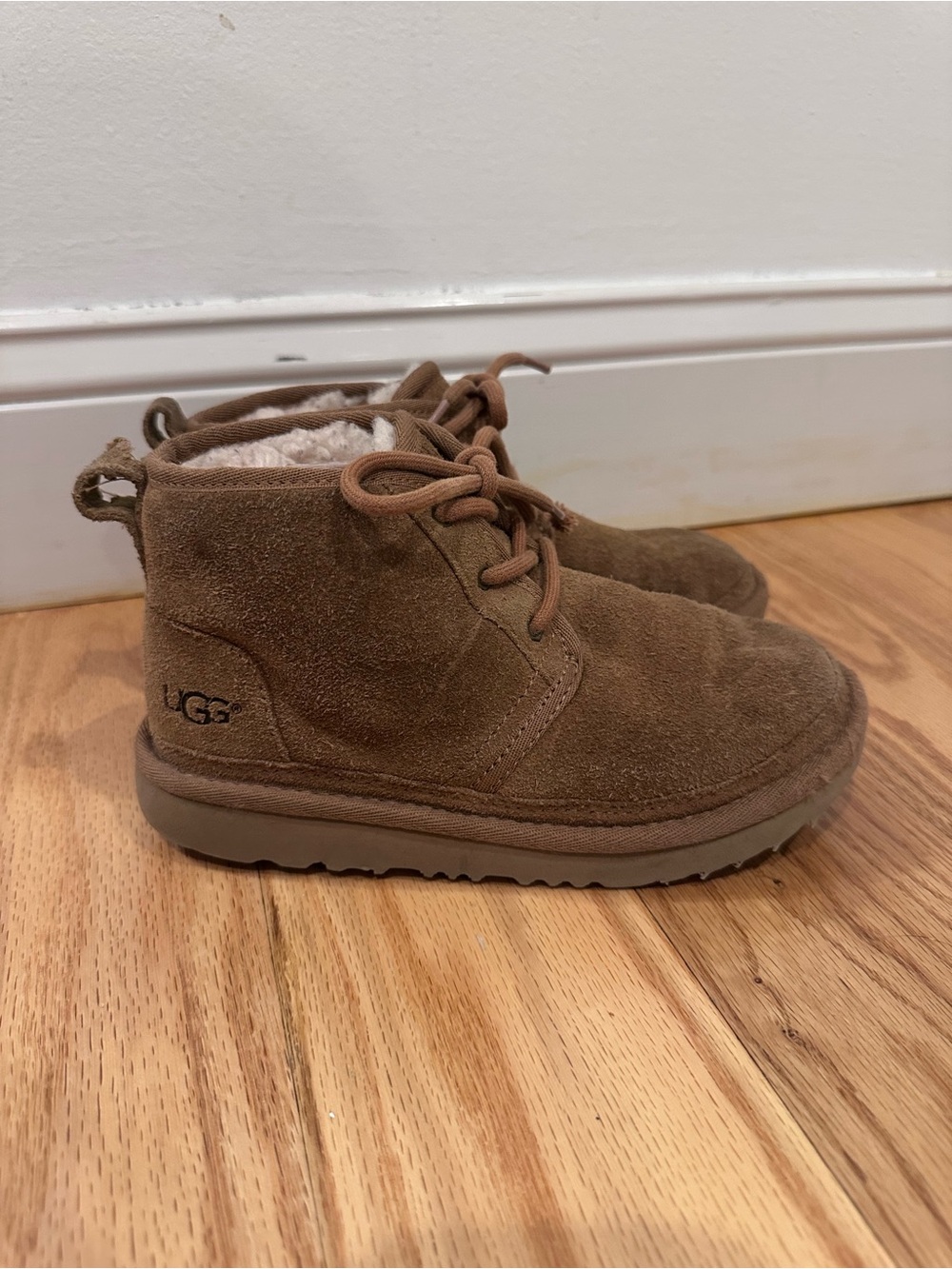 UGG Neumel Chestnut Suede Lace Up Fleece Lined Chukka Boots size 1